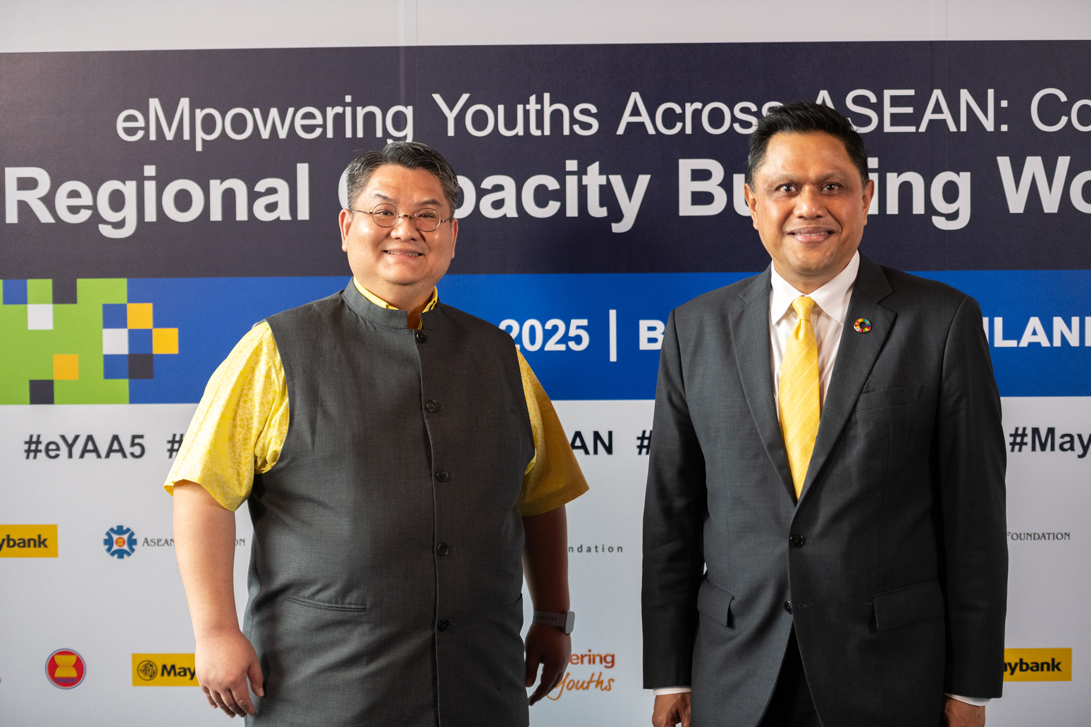 Tiến sĩ Piti Srisangnam, Giám đốc điều hành của ASEAN Foundation và Ông Shahril Azuar Jimin, Giám đốc Khối Phát triển Bền vững, Maybank.